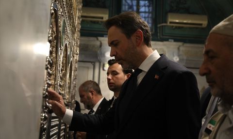 Bakan Bayraktar Emevi Camisi'ni Ziyaret Etti