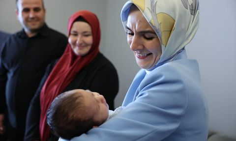Bakan Göktaş, Samsun'da Doğum Yardımı Alan Aileyi Ziyaret Etti