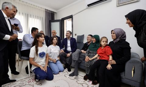 Bakan Kurum, Depremzedelere Destek Vermeye Devam Ediyor