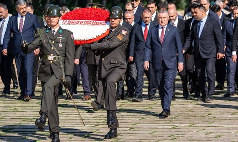 Bakan Osman Aşkın Bak, Gençlik Haftası'nda Anıtkabir'i Ziyaret Etti