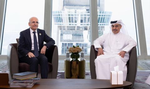 Bakan Şimşek'ten Doha'da Yatırım Fırsatları Sunumu