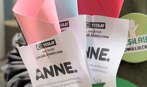 Balıkesir'de Yeşilay Gönüllülerinden Annelere Özel Hediye