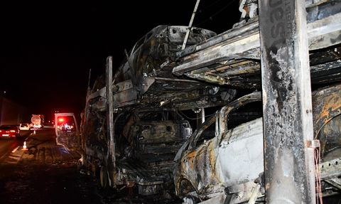 Bilecik'te Yangın Faciası: Otomobil Yüklü Tır Kül Oldu