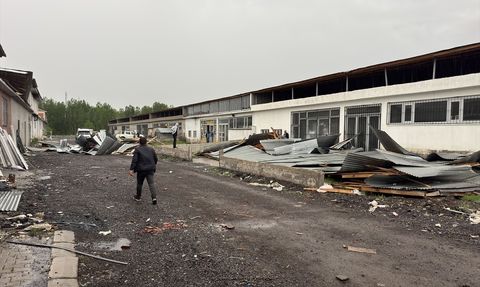 Bingöl'de Şiddetli Rüzgar Sonrası Çatı Uçtu