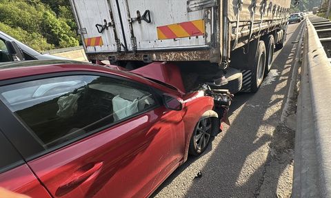 Bolu'da Otomobil-Kamyon Çarpışması: 2 Yaralı