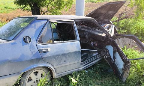 Burdur Tefenni'de Elektrik Direğine Çarpan Otomobilde 2 Yaralı