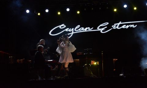 Bursa'da Coşkulu Bir Konser: Antakya Medeniyetler Korosu ve Ceylan Ertem