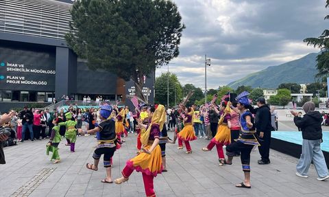 Bursa'da Malezya'nın Renkli Halk Dansları Gösterisi