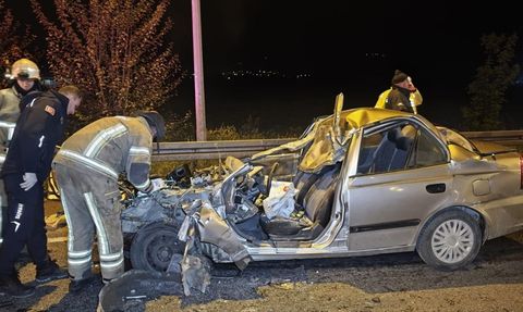 Bursa'da Trafik Kazası: Otomobil Kamyona Çarptı, Sürücü Ağır Yaralı