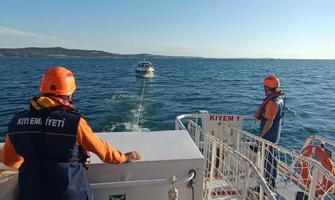 Çanakkale Boğazı'nda Sürüklenen Tekne Kurtarıldı