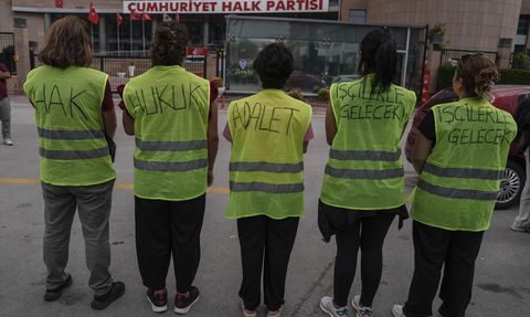 Çiğli Belediyesinden Çıkarılan Kadın İşçiler, CHP Genel Merkezi Önünde Eylem Düzenledi