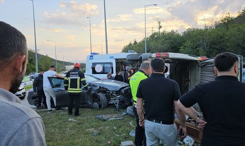 Çorum'da Otomobil ve Minibüs Çarpıştı: 4 Yaralı