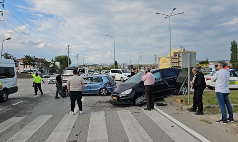 Çorum'da Trafik Kazası: 3 Yaralı