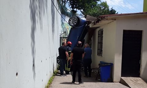Darıca'da İstinat Duvarından Düşen Araçta Sürücü Yaralandı