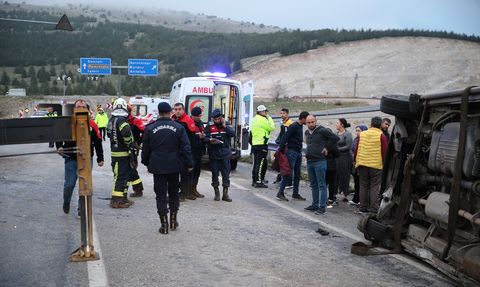 Denizli'de Minibüs Ve Otomobil Çarpıştı: 18 Yaralı