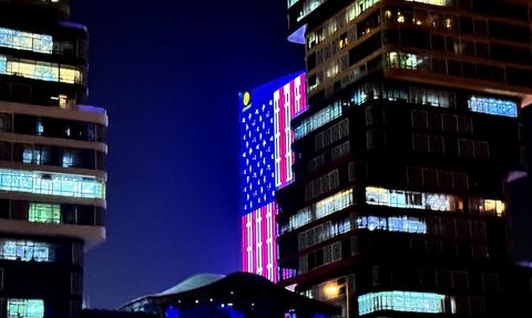 Doha'daki Gökdelenler ABD Bayrağı Renklerine Büründü