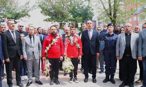 Dünya Şampiyonu Halterci Ramazan Efe Yılmaz, Çankırı'da Coşkuyla Karşılandı