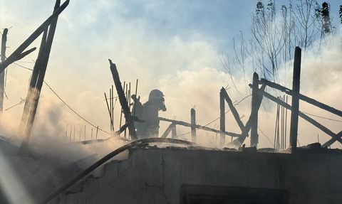 Düzce'de Çıkan Yangında Evin Bitişiğindeki Yapılar Alev Alev Yandı