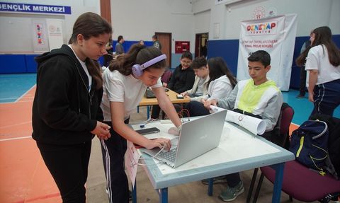 Edirne'de Geleceğin Teknoloji Yıldızları Projelerini Sergiledi