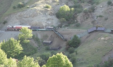Elazığ'da Yük Treni Kazası: 5 Vagon Raydan Çıktı