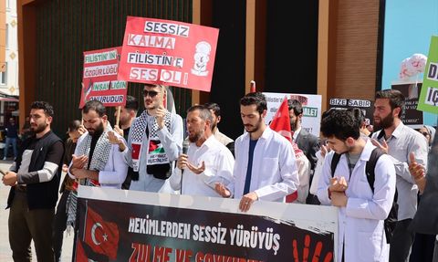 Erzincan'da Sağlıkçılar Gazze İçin Sessiz Yürüyüş Düzenledi