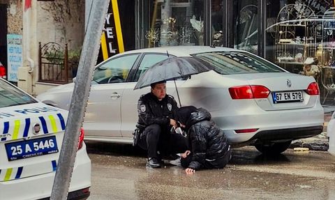 Erzurum'da Polisten Yaralıya Şemsiyeli Destek