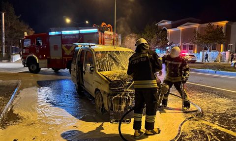 Erzurum'da Seyir Halindeyken Yangın Çıkan Araçta Hasar Oluştu