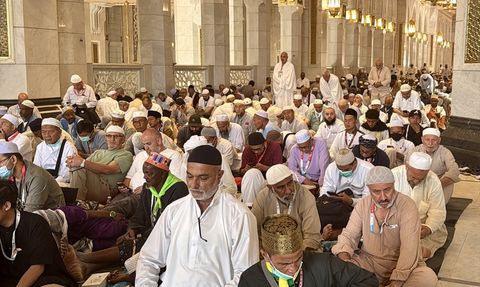 Hacı Adayları Kurban Bayramı Öncesi Kabe'de Cuma Namazı Kıldı