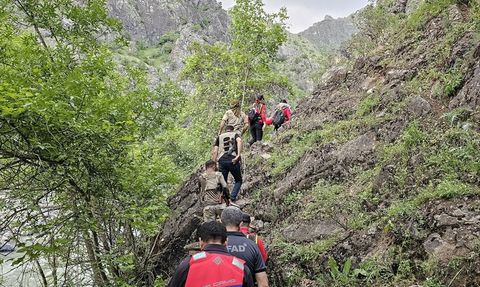 Hakkari'de Derede Kaybolan Genç İçin Arama Başlatıldı