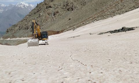 Hakkari'de Karla Kaplı Üs Bölgesi Yolu Açılıyor