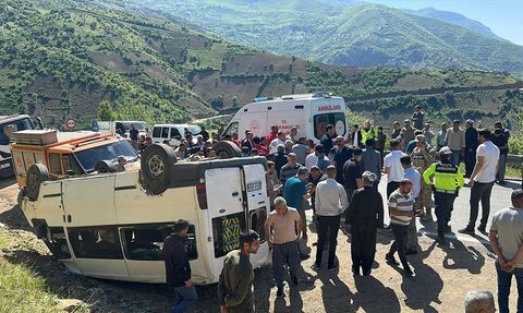 Hakkari'de Öğrenci Servisi Devrildi: 14 Yaralı