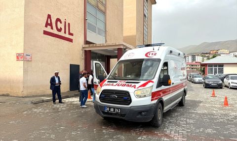 Hakkari'de Öğrenci Servisi Devrildi: 8 Yaralı