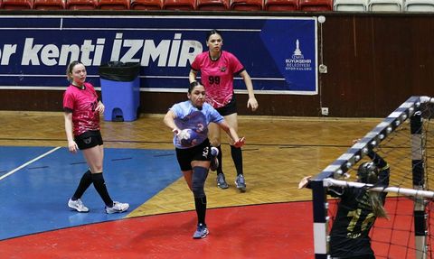 Hentbol Kadınlar Süper Lig Play-Off: İzmir Büyükşehir Belediyespor 1-1 Eşitledi
