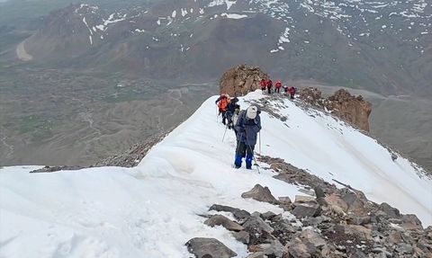 Iğdır'da 19 Mayıs Kutlaması: Dağcılar Küçük Ağrı Dağı'nda Zirveye Tırmandı