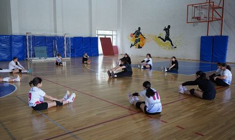 Isparta'da Voleybol Antrenörü Tuba Etci'nin Hayvan Sevgisi ve Başarı Hikayesi