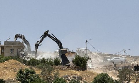 İsrail Ordusu Batı Şeria'da Filistinlilere Ait Yapıları Yıktı