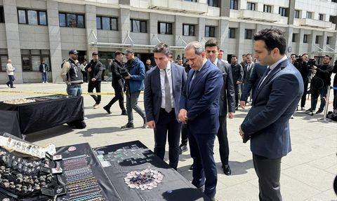 İstanbul'da 151 Kilogramlık Değerli Taş Operasyonu