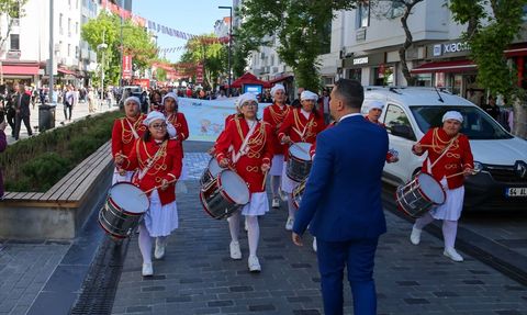 İzmir, Aydın ve Uşak'ta Aile Yürüyüşü Etkinlikleri Düzenlendi
