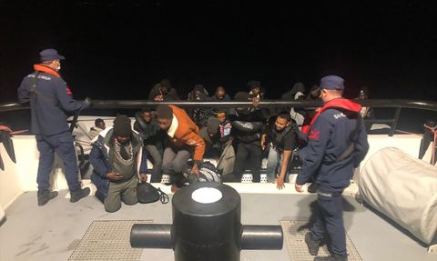 İzmir'de Düzensiz Göçmen Operasyonu: 28 Kişi Yakalandı