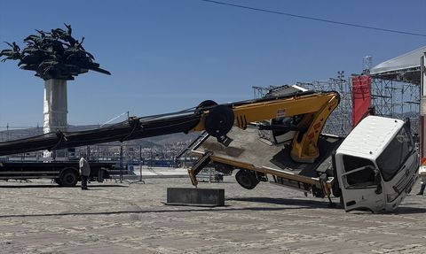 İzmir'de Vinç Kazası: 1 Yaralı