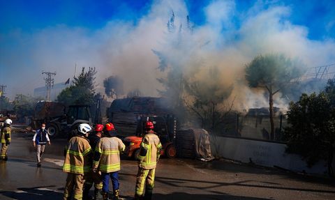 İzmir'deki Sandalye Fabrikasında Yangın Kontrol Altına Alındı
