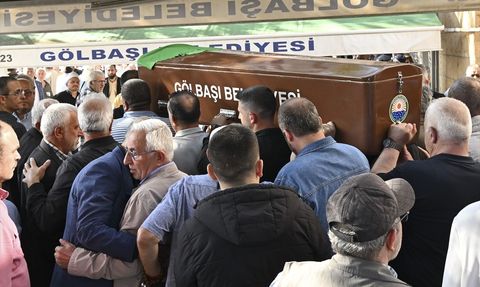 İzmir'deki Trajik Olayın Ardından Doktor Çifti Son Yolculuğuna Uğurlandı
