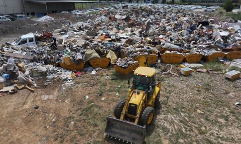 İzmir Gaziemir'de Açık Alanlarda Çöp Sorunu