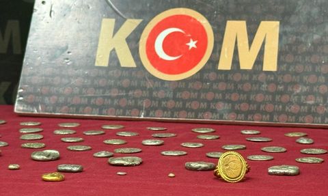 İzmir Havalimanı'nda Tarihi Eser Kaçakçılığına Operasyon