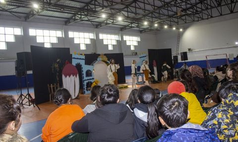 Kars'ta 'Vagon Sahne Projesi' ile 'Misafir' Tiyatrosu Sahnelendi