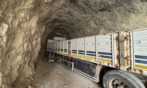 Kemaliye'deki Taş Yolu Tır Sıkışması Nedeniyle Ulaşıma Kapandı