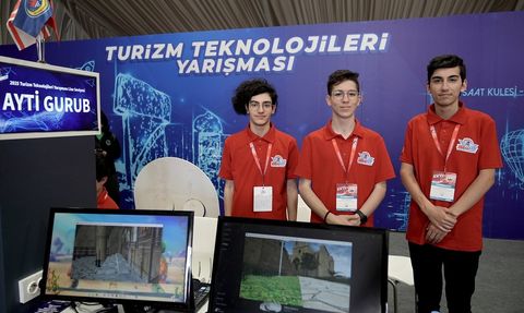 Kıbrıslı Öğrenciler Sanal Gerçeklik Projesi İle Bellapais Manastırı'nı Tanıtıyor