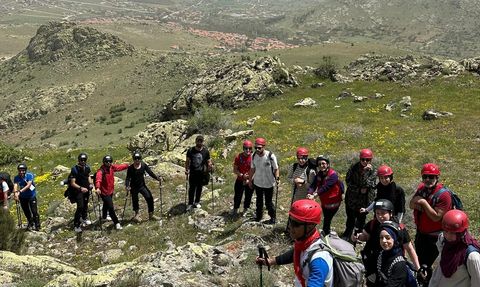 Kırşehir'de Dağcılar 19 Mayıs'ı Davullu Zirvesinde Kutladı