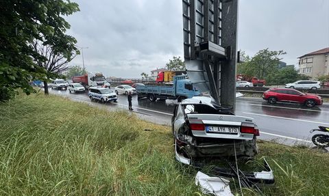 Kocaeli'de Trafik Levhasına Çarpan Araç Ulaşımı Aksattı