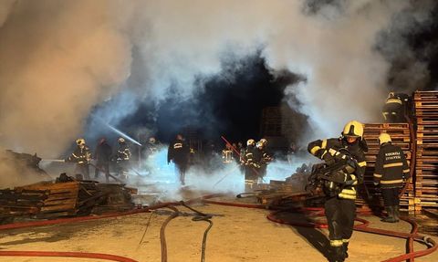 Kocaeli'nin Gebze ilçesinde Palet Deposunda Yangın Çıktı